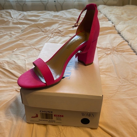 DREAM PAIRS Women’s Chunk Low Heel Pump Sandals Fuschia Suede NEVER WORN - Picture 2 of 2